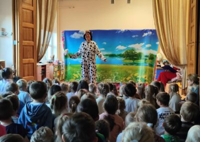 Dzieci oglądają przedstawienie o byczku fernando