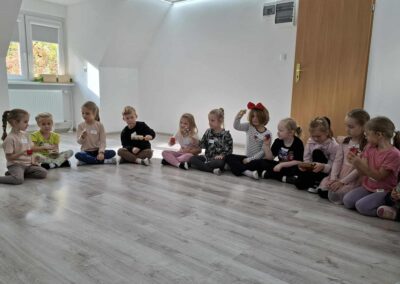 Dzieci biorą udział w zajęciach o emocjach