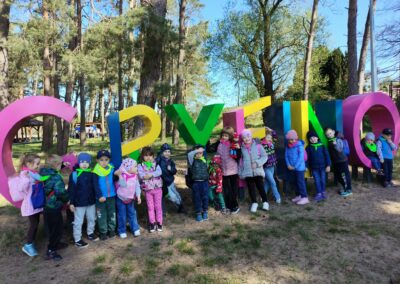 Dzieci pod kolorowym napisem gryfino